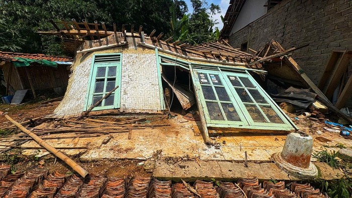 1763205241210-penampakan-rumah-difabel-yang-runtuh-di-cikembar-sukabumi-1763200097510_169