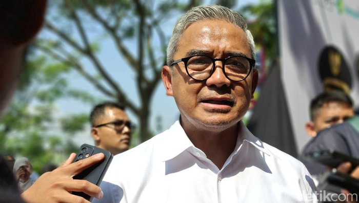 1763205259859-wali-kota-bandung-muhammad-farhan-1751441631085_169