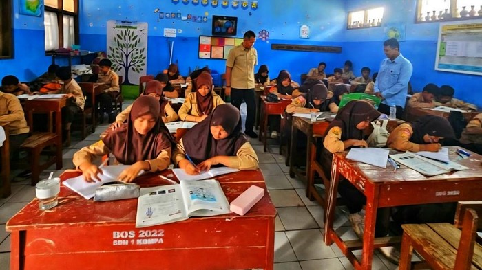 1763205273395-sekretaris-dinas-pendidikan-kabupaten-sukabumi-herdiawan-waryadi-tengah-memantau-proses-pembelajaran-di-salah-satu-kelas-sd-di-1763181330051_169