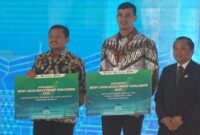 1763205296660-bupati-sumedang-dony-ahmad-munir-kiri-saat-menerima-penghargaan-di-west-java-investment-summit-wijs-2025-1763178564255_169