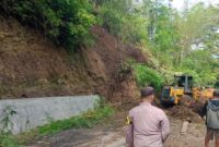 1763205379238-alat-berat-bersihkan-material-longsoran-yang-timbun-jalan-1763189467214_169
