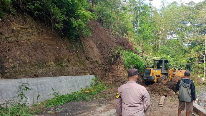1763205379238-alat-berat-bersihkan-material-longsoran-yang-timbun-jalan-1763189467214_169