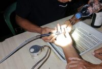 1763205447362-damkar-kuningan-saat-mencoba-melepaskan-cincin-di-jari-seorang-anak-1763178277087_169