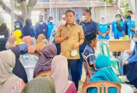 1763226758303-bupati-karawang-aep-syaepuloh-saat-melakukan-pengecekan-kesehatan-gratis-di-tirtajaya-1763202892486_169