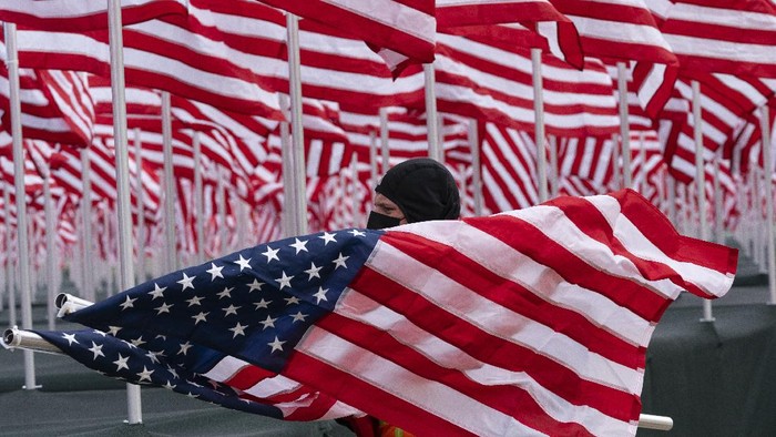 1763226822178-ribuan-bendera-as-meriahkan-pelantikan-joe-biden-4_169