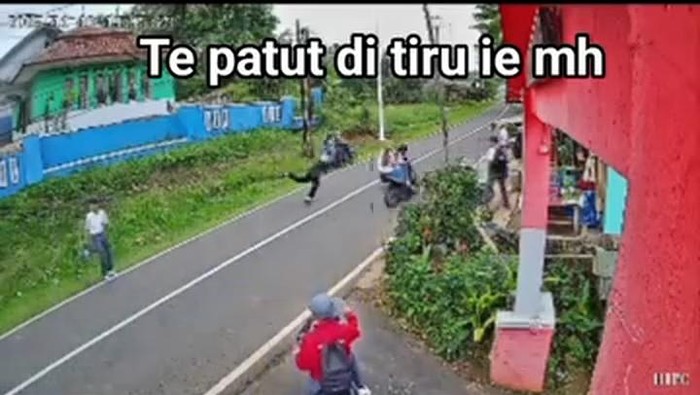 1763226900089-potongan-video-cctv-smk-1763207845575_169