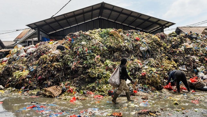 1763226924983-gunungan-sampah-kembali-hantui-pasar-induk-caringin-bandung-1758274471149_169