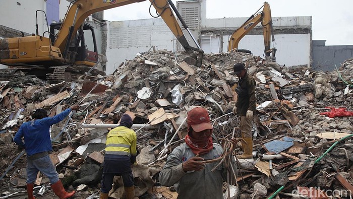 1763270041305-penampakan-terkini-rumah-sahroni-yang-dibongkar-1763114269152_169