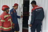 1763270097736-petugas-damkar-ciamis-sedang-berusaha-membuka-rolling-door-minimarket-yang-macet-1763258619588_169