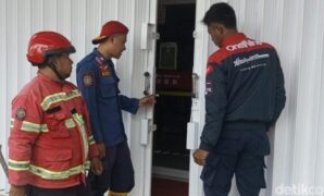 1763270097736-petugas-damkar-ciamis-sedang-berusaha-membuka-rolling-door-minimarket-yang-macet-1763258619588_169