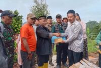 1763270110085-unang-sudarma-ketua-baznas-kabupaten-sukabumi-mewakili-bupati-sukabumi-memberikan-bantuan-1763260254765_169