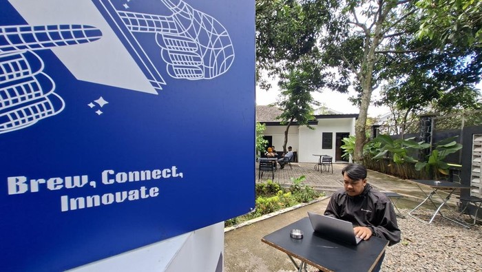 1763270272707-pengunjung-kafe-1763200408398_169