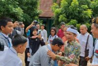 1763291719586-bupati-purwakarta-saepul-bahri-binzein-saat-bertemu-dengan-murid-smpn-babakancikao-1763281968039_169