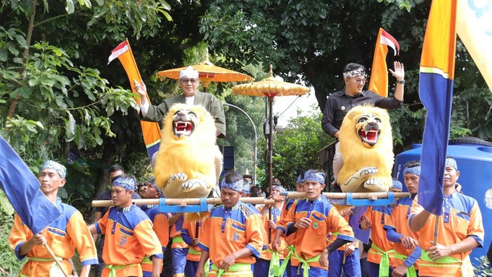 1763291736426-wali-kota-cimahi-ngatiyana-dan-wakil-wali-kota-cimahi-adhitia-yudisthira-hadiri-cireundeu-festival-2025-1763276948661_169