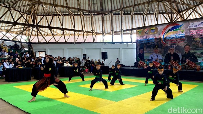 1763291855753-festival-inovasi-penca-tradisi-di-teras-sunda-cibiru-minggu-16112025-1763269233296_169