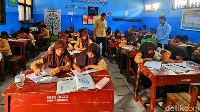 1763313188049-anak-anak-di-kabupaten-sukabumi-sedang-belajar-di-kelas-1763272442526_169