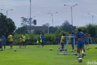 1763356360361-latihan-persib-bandung-senin-17112025-1763349706625_169