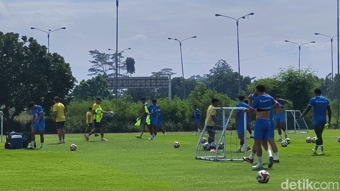 1763356360361-latihan-persib-bandung-senin-17112025-1763349706625_169