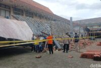 1763356400069-polisi-sedang-memeriksa-lokasi-gazebo-ambruk-yang-melukai-17-mahasiswa-unsil-minggu-16112025-1763287677464_169
