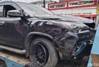 1763356608523-penampakan-fortuner-yang-tabrak-angkot-di-sukabumi-hingga-terguling-1763346251560_169
