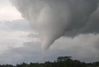 1763356615828-pusaran-angin-di-kota-banjar-1763345864675_169