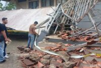 1763377974705-polisi-sedang-memeriksa-lokasi-gazebo-ambruk-yang-melukai-17-mahasiswa-unsil-minggu-16112025-1763287677384_169