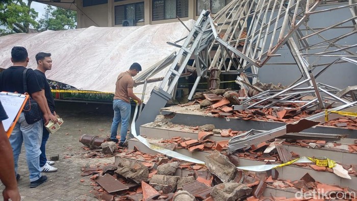 1763377974705-polisi-sedang-memeriksa-lokasi-gazebo-ambruk-yang-melukai-17-mahasiswa-unsil-minggu-16112025-1763287677384_169