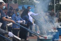 1763377986347-proses-pemusnahan-rokok-ilegal-di-depan-kantor-pemda-kabupaten-kuningan-senin-17112025-1763363659725_169