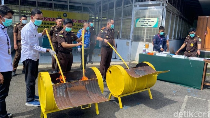 1763378173908-pemusnahan-barang-bukti-uang-palsu-di-tasikmalaya-1763359753523_169