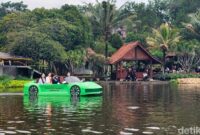 1763378266511-wisatawan-menjajal-perahu-lamborghini-di-floating-market-lembang-1763287090233_169