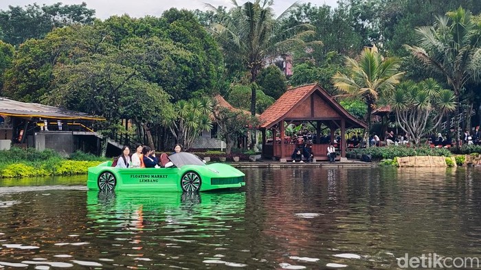 1763378266511-wisatawan-menjajal-perahu-lamborghini-di-floating-market-lembang-1763287090233_169