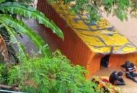 1763378280787-kiriman-kepala-desa-mekarmukti-kondisi-mobil-boks-yang-mengangkut-ekspedisi-terjun-ke-sungai-di-ciamis-1763365748014_169