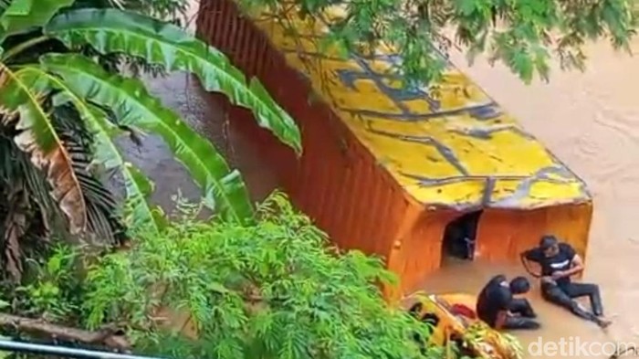 1763378280787-kiriman-kepala-desa-mekarmukti-kondisi-mobil-boks-yang-mengangkut-ekspedisi-terjun-ke-sungai-di-ciamis-1763365748014_169