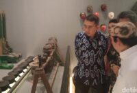 1763399614602-menteri-kebudayaan-fadli-zon-saat-mengunjungi-museum-keraton-kanoman-cirebon-1763391612691_169