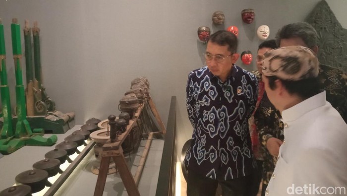1763399614602-menteri-kebudayaan-fadli-zon-saat-mengunjungi-museum-keraton-kanoman-cirebon-1763391612691_169