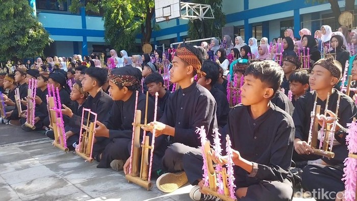 1763399733052-sejumlah-siswa-smpn-1-majalengka-sedang-memainkan-angklung-1763367102314_169
