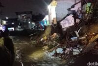 1763399740717-dua-rumah-di-kampung-ampera-kelurahan-panglayungan-kecamatan-cipedes-kota-tasikmalaya-rusak-tergerus-aliran-sungai-1763385980537_169