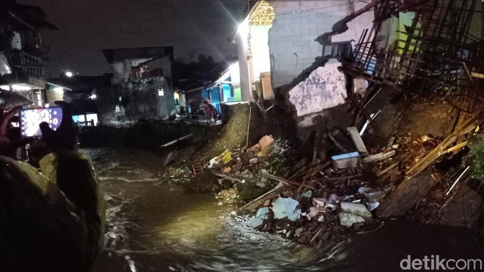 1763399740717-dua-rumah-di-kampung-ampera-kelurahan-panglayungan-kecamatan-cipedes-kota-tasikmalaya-rusak-tergerus-aliran-sungai-1763385980537_169