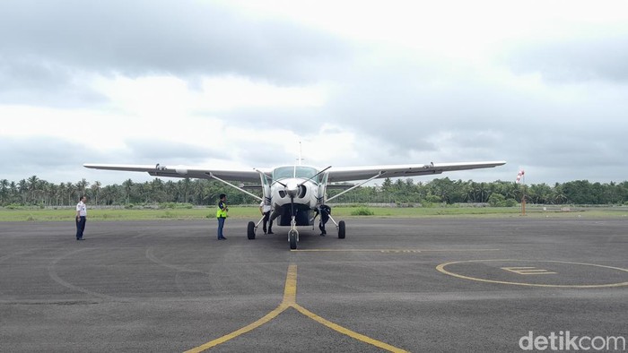 1763399789685-pesawat-di-bandara-nusawiru-pangandaran-1_169