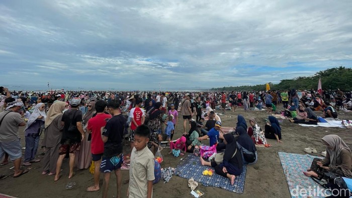 1763421168388-situasi-saat-kunjungan-wisatawan-penuhi-pantai-pangandaran-1763364771216_169