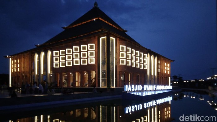 1763421204784-masjid-syarif-abdurachman-di-kompleks-pemakaman-sunan-gunung-jati-kabupaten-cirebon-2_169