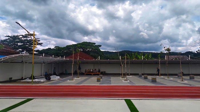 1763442817918-bangunan-pengelola-dan-fasilitas-pendukung-di-alun-alun-jampangtengah-menjadi-bagian-dari-penataan-ruang-publik-yang-lebih-mod-1763431778867_169