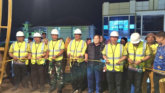 1763442959565-bupati-sukabumi-asep-japar-bersama-kadis-perkim-sendi-apriadi-meninjau-rangkaian-kegiatan-peresmian-alun-alun-jampangtengah-se-1763429305127_169