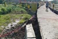 1763443017317-kondisi-rusaknya-jembatan-lintas-provinsi-di-kecamatan-pabedilan-kabupaten-cirebon-1763351969841_169