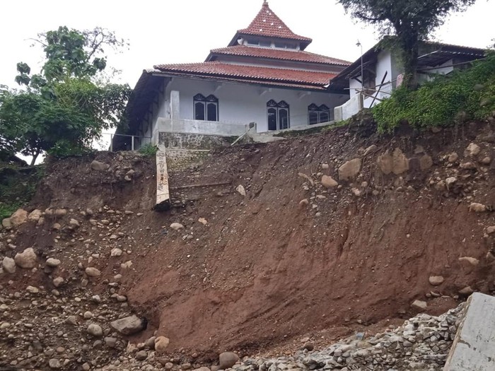 1763463873281-kondisi-masjid-wanantara-dari-ancaman-abrasi-1763459505995_43