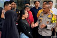 1763463878668-kapolda-jabar-irjen-pol-rudi-setiawan-saat-berbincang-dengan-reni-1763455659497_169