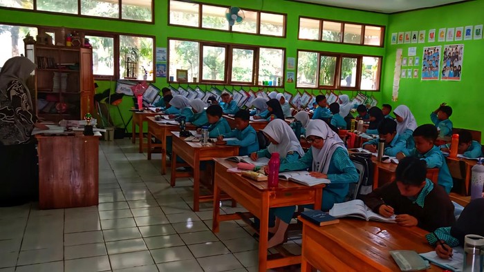 1763463879881-siswa-siswi-sekolah-dasar-di-kabupaten-sukabumi-mengikuti-kegiatan-belajar-di-kelas-dengan-suasana-ruang-yang-tertata-rapi-dan-1763444086113_169