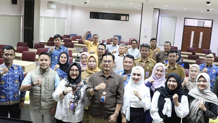 1763463881528-pegawai-disdukcapil-ciamis-ikuti-bimtek-pelayanan-adminduk-ramah-disabilitas-atau-bahasa-isyarat-1763450534086_169