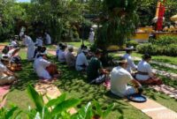 1763463882903-suasana-khidmat-galungan-di-pura-amerta-jati-depok-1745385469085_169