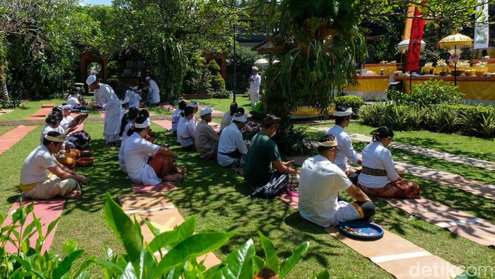 1763463882903-suasana-khidmat-galungan-di-pura-amerta-jati-depok-1745385469085_169